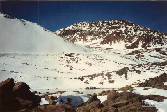 Muita neve na região do monte Chacaltaya, perto de La Paz, na Bolívia (viagem de Julho de 1990)